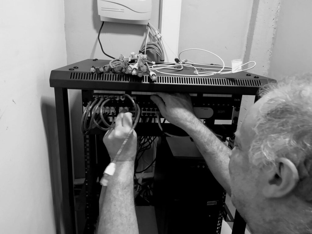 Técnico de NYF trabajando en un rack de redes